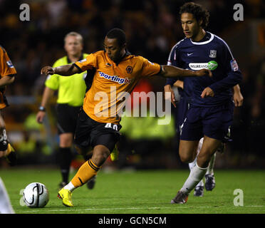 Ashley Hemmings de Wolverhampton s'éloigne du Bilel Mohsni de Southend lors de la Carling Cup, deuxième match rond à Molineux, Wolverhampton. Banque D'Images