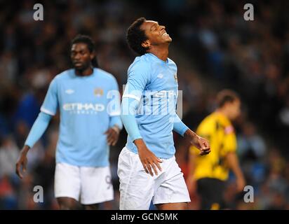 Football - finale de l'UEFA Europa League - deuxième étape - Manchester City / FC Timisoara - City of Manchester Stadium.Joao Alves JO (au centre) de Manchester City réagit après avoir manqué une chance de marquer. Banque D'Images