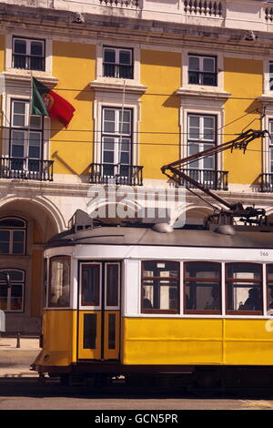 Tramway funiculaire traditionnel et de train dans le centre-ville de Lisbonne au Portugal en Europe. Banque D'Images