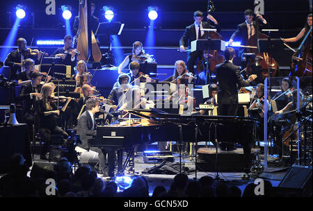 Jamie Cullum joue avec l'orchestre du patrimoine au Royal Albert Hall pour les proms de la BBC de nuit. Banque D'Images