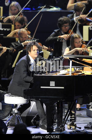 Jamie Cullum joue avec l'orchestre du patrimoine au Royal Albert Hall pour les proms de la BBC de nuit. Banque D'Images