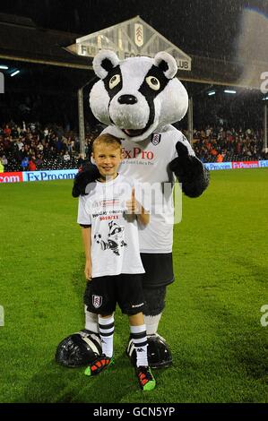 Soccer - Carling Cup - deuxième tour - Fulham v Port Vale - Craven Cottage.Un gagnant du concours pose avec la mascotte de Fulham Billy The Badger à mi-temps Banque D'Images