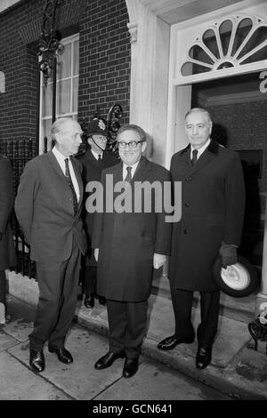 Le Dr Henry Kissinger, secrétaire d'État américain au centre, arrive au 10 Downing Street depuis le Foreign Office avec le secrétaire aux Affaires étrangères Sir Alec Douglas-Home, à gauche, et l'ambassadeur des États-Unis Walter Annenberg pour un déjeuner de travail avec Edward Heath. Banque D'Images