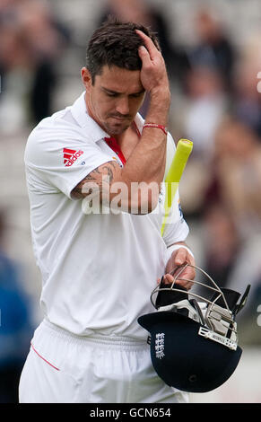 Kevin Pietersen, de l'Angleterre, quitte le terrain après avoir été congédié par Mohammad Amir, du Pakistan, lors du quatrième test de npower au terrain de cricket de Lord, à Londres. Banque D'Images