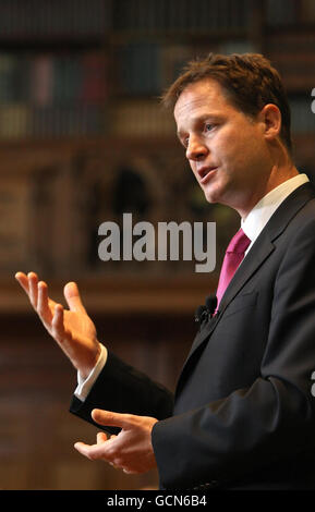 Le vice-premier ministre Nick Clegg prend la parole lors d'une réunion publique à la Tour de l'horloge de Croydon, à Croydon, Surrey. Banque D'Images