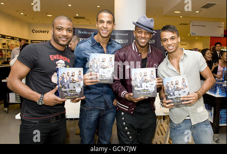 (Gauche - droite) Jonathan 'JB' Gill, Marvin Humes, Ortaise Williams et Aston Merrygold de JLS à une signature pour des copies de leur livre juste entre nous: Un journal privé à Selfridges à Londres. Banque D'Images