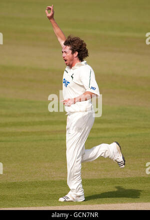 Ryan Sidebottom du Nottinghamshire célèbre le rejet de Liam Plunkett de Durham lors du LV County Championship, match de la Division 1 au Emirates Durham International Cricket Ground, Chester-le-Street, Durham. Banque D'Images