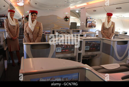 Le personnel d'Emirates dans la section classe affaires d'un Airbus A380 le jour de son arrivée à l'aéroport de Manchester pour la première fois, Manchester. APPUYEZ SUR ASSOCIATION photo. Date de la photo: Mercredi 1er septembre 2010. La compagnie aérienne Emirates, basée à Dubaï, a effectué un vol de 500 places jusqu'à Manchester au début de ses services quotidiens entre Dubaï et la ville du nord de l'Angleterre. Emirates exploite l'A380, dont les ailes sont fabriquées au Royaume-Uni, vers Heathrow, mais c'est la première fois qu'un aéroport régional du Royaume-Uni en reçoit un. Voir PA Story AIR A380. Le crédit photo devrait se lire comme suit : Dave Thompson/PA Wire Banque D'Images