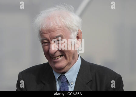 Seamus Heaney, lauréat du prix Nobel, lit son poème intitulé « Voir le ciel » lors d'une cérémonie spéciale au Centre pour les malvoyants de St Joseph à Dublin. Banque D'Images