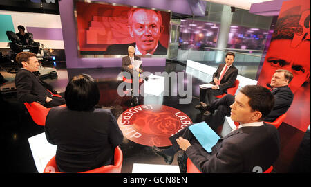 Les espoirs de leadership du Parti travailliste (à partir de la gauche) Andy Burnham, Diane Abbott, David Miliband, Ed Balls et Ed Miliband sont présents dans le studio de presse Channel 4 à Londres, avant un débat en direct avec le présentateur Jon Snow (au centre). Banque D'Images