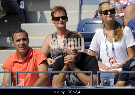 Kim Sears (à droite), Judy Murray et Alex Corretja pendant la troisième journée de l'US Open, à Flushing Meadows, New York, États-Unis. Banque D'Images