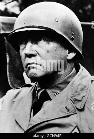 Il est annoncé que l'état du général George S Patton a pris un virage sérieux pour le pire, en raison de complications pulmonaires. Le commandant général de la 15e armée des États-Unis a été blessé à la colonne vertébrale lorsque sa voiture a heurté un camion de l'armée près de Mannheim le 9 décembre. Le général de 60 ans est un expert en tank warrare et est diplômé de l'Académie militaire des États-Unis. Actuellement, il est dans un hôpital militaire à Heidelberg où sa femme, qui a pris l'avion des États-Unis, se trouve à son chevet. 21 décembre 1945 Banque D'Images