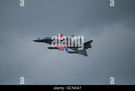 Le Royal International Air Tattoo 2016 flying display. Mirage 2000 d'affichage tactique Ramex Delta de l'Armée de l'Air française. Banque D'Images