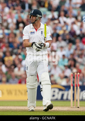 Kevin Pietersen, de l'Angleterre, quitte le terrain après avoir été sous le charme de Saeed Ajmal, du Pakistan, lors du troisième npower Test au Brit Insurance Oval, à Londres. Banque D'Images