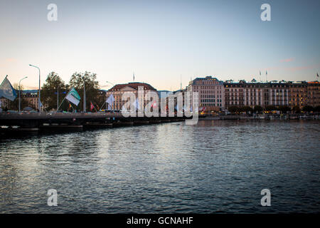 Photo du pont du Mont-Blanc à Genève, Suisse au cours de l'heure d'Or Banque D'Images