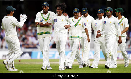 Le Mohammad Aamer du Pakistan célèbre (au centre) après le bowling Matt Prior d'Angleterre qui a été pris par Kamran Akmal lors du troisième npower Test au Brit Insurance Oval, Londres. Banque D'Images
