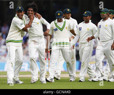 Le Mohammad Aamer du Pakistan célèbre avec Wahab Riaz (à gauche) après avoir fait du bowling Matt Prior d'Angleterre qui a été pris par Kamran Akmal lors du troisième npower Test au Brit Insurance Oval, Londres. Banque D'Images
