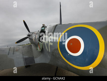 Un Spitfire de Mk VB après l'atterrissage à l'aéroport de Biggin Hill dans le Kent après un flip au-dessus de l'aéroport pour marquer le 70e anniversaire de l'hommage de Winston Churchill à « The Hun » en août 1940. Banque D'Images