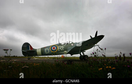 Un Spitfire de Mk VB après l'atterrissage à l'aéroport de Biggin Hill dans le Kent après un flip au-dessus de l'aéroport pour marquer le 70e anniversaire de l'hommage de Winston Churchill à « The Hun » en août 1940. Banque D'Images