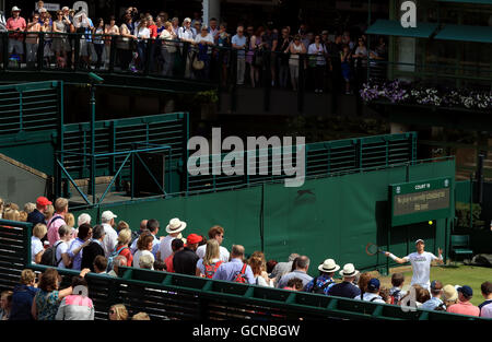 Andy Murray pratique sur le court 19 tandis que les fans se rassemblent pour observer le douze jour des championnats de Wimbledon au All England Lawn tennis and Croquet Club, Wimbledon. APPUYEZ SUR ASSOCIATION photo. Date de la photo: Samedi 9 juillet 2016. Voir PA Story TENNIS Wimbledon. Le crédit photo devrait se lire comme suit : John Walton/PA Wire. Banque D'Images