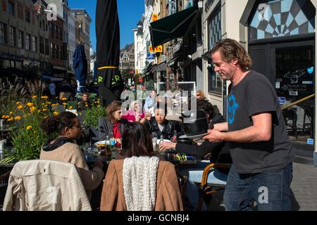 Waiter serving dans Grand café de Rooden Beveilig à Oude Koornmarkt, rue d'Anvers. Café en face de l'arrêt le Stadhuis Grote Mark Banque D'Images
