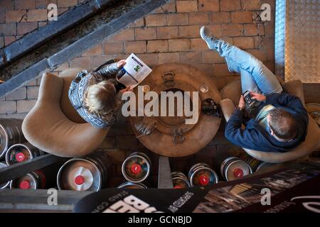 Couple intérieur Musée Gruut usine de bière dans la Gentse Stadsbrouwerij, Gand, Belgique. Banque D'Images