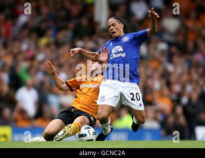 Steven Pienaar d'Everton (à droite) va au sol après un défi De Matthew Jarvis de Wolverhampton Wanderers Banque D'Images