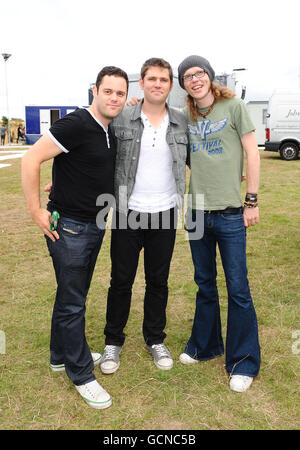 (À partir de la gauche) Peter Ellard, Roy Stride et Greg Churchose, du Scoutisme pour les filles, ont fait les coulisses de la zone VIP de Absolute radio pendant le Festival V de Virgin Media à Hylands Park à Chelmsford Essex. Banque D'Images