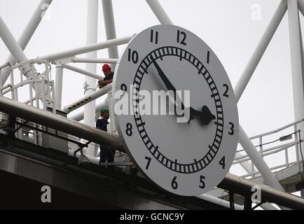 Football - Barclays Premier League - Arsenal / Blackpool - Emirates Stadium. Vue sur l'horloge à l'intérieur du stade Emirates Banque D'Images