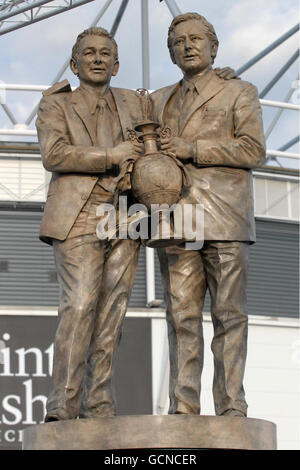 La statue de Brian Clough et de Peter Taylor, bras en bras lors du dévoilement du monument de Brian Clough et de Peter Taylor au Pride Park, Derby. Banque D'Images