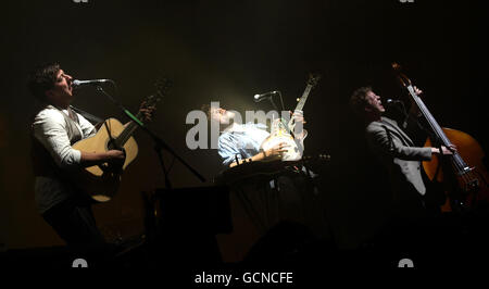 (De gauche à droite) Marcus Mumford, 'Country' Winston Marshall et Ted Dwane de Mumford et fils se présentant sur la scène de la radio NME 1 au Reading Festival. Banque D'Images