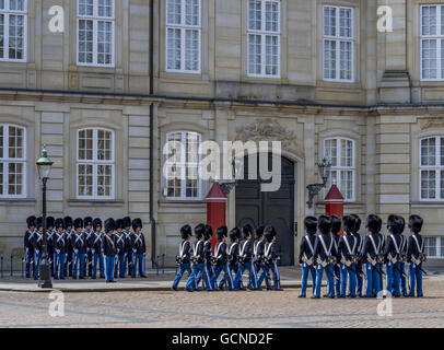 Les gardiens de la vie royale devant le Palais d'Amalienborg, Copenhague, Danemark, Europe Banque D'Images