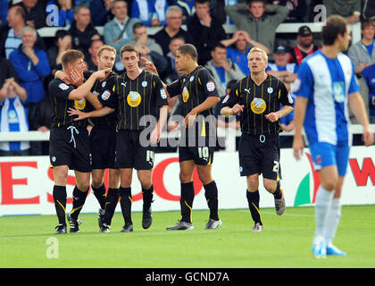 Les joueurs de Sheffield Wednesday fêtent après que Paul Murray, de Hartlepool United, ait obtenu son propre but lors du match de npower League One à Victoria Park, à Hartlepool. Banque D'Images