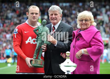 Football - Barclays Premier League - Manchester United / West Ham United - Old Trafford.Wayne Rooney de Manchester United reçoit le prix du joueur de l'année Sir Matt Busby Banque D'Images