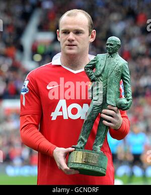 Football - Barclays Premier League - Manchester United / West Ham United - Old Trafford.Wayne Rooney de Manchester United avec le prix du joueur de l'année Sir Matt Busby Banque D'Images