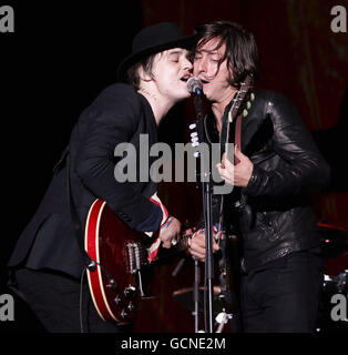 Pete Doherty (à gauche) et Carl Barat des Libertines qui se sont performances sur la scène principale au Reading Festival, Richfield Avenue, Berkshire. Banque D'Images