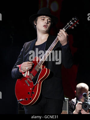 Pete Doherty des Libertines se présentant sur la scène principale, au Reading Festival, qui s'est tenu sur l'avenue Richfield. Banque D'Images