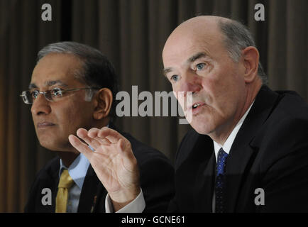 Haroon Lorgat, directeur général de la CPI (à gauche), et Sir Ronnie Flanagan, président de l'unité de lutte contre la corruption et de sécurité de la CPI, lors d'une conférence de presse au terrain de cricket Lords, à Londres. Banque D'Images