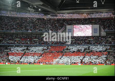 Football - UEFA Euro 2012 - qualification - Groupe G - Angleterre / Bulgarie - Stade Wembley.Vue générale du drapeau de St George créé par la foule dans les stands avant le début du match. Banque D'Images