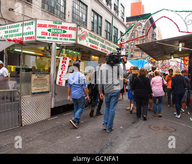 NEW YORK - 13 septembre 2013 : Avis de fête de San Gennaro dans Little Italy à Manhattan. Banque D'Images