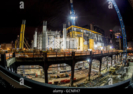 Avis de chantier vu de nuit à l'Hudson Yards historique de Manhattan à New York City Banque D'Images