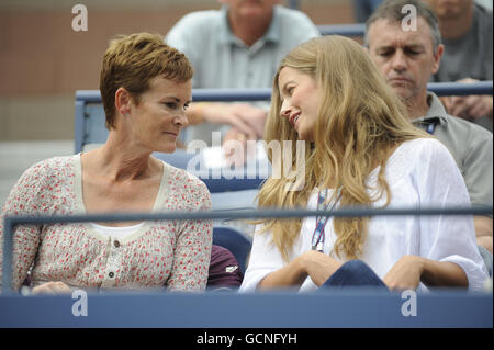 Kim Sears, petite amie d'Andy Murray (à droite) et Judy Murray, mère, durant la cinquième journée de l'US Open, à Flushing Meadows, New York, États-Unis. Banque D'Images