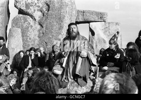 Sid Rawle, leader énigmatique de la hippie, tient ce matin à Stonehenge après que les voyageurs aient été autorisés à se rendre sur le site à la suite des célébrations légitimes du solstice d'été par les Druides. Banque D'Images