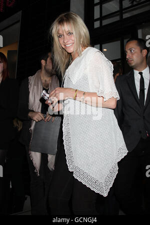 La mode est en pleine nuit.JO Wood quitte l'événement Fashion's Night Out au magasin Stella McCartney dans le centre de Londres. Banque D'Images