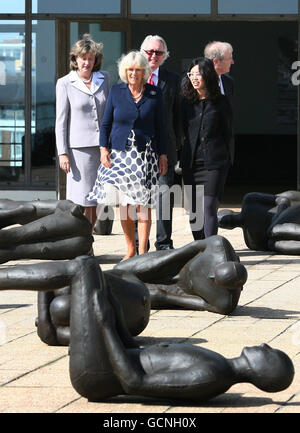 La duchesse de Cornwall voit une exposition d'Antony Gormley de 60 statues au sommet du Pavillon de la Warr à Bexhill-on-Sea, dans l'est du Sussex, lors d'une visite pour marquer le 75e anniversaire de l'édifice. Banque D'Images