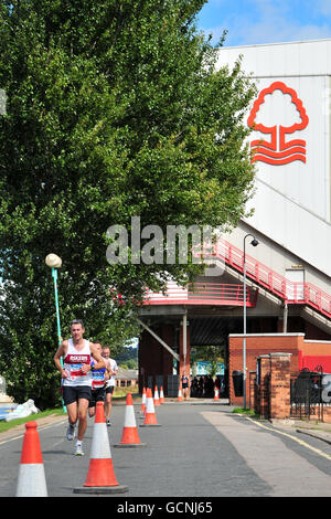 Marathon Robin des Bois - Nottingham.Les coureurs passent devant le terrain de la ville de Nottingham pendant le marathon Robin des Bois. Banque D'Images