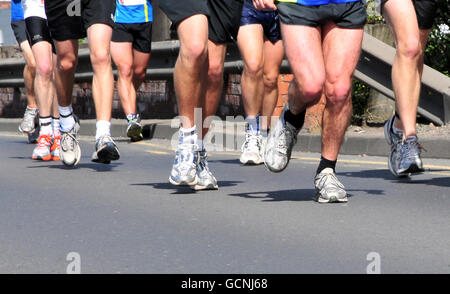 Les coureurs le font au-dessus du pont de Lady Bay à Nottingham pendant le Robin des Bois Marathon. Banque D'Images