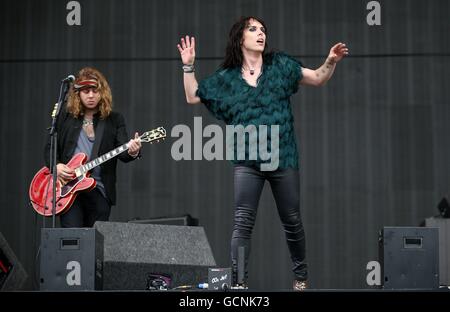 Luc Spiller (à gauche) et le guitariste Adam mou des jambes de force sur la scène principale pour le deuxième jour de T dans le parc, le festival de musique annuel tenu à Strathallan Château, le Perthshire. Banque D'Images