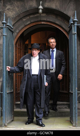 Le révérend Ian Paisley quitte la chapelle de la Madeleine, à Édimbourg, avant une manifestation avec des membres de la délégation de l'Église presbytérienne contre la visite du pape Benoît XVI qui est arrivé dans la ville plus tôt dans la journée pour une visite de quatre jours au Royaume-Uni. APPUYEZ SUR ASSOCIATION photo. Date de la photo : jeudi 16 septembre 2010. Le Rév Paisley, aujourd'hui Lord Bannside, avait monté une manifestation à Liverpool en 1982 contre la visite de Jean-Paul II Voir l'histoire de l'AP RELIGION Pape. Le crédit photo devrait se lire: Anna Gowthorpe/PA Wire Banque D'Images