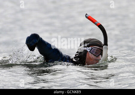 Le nageur français sans limite Philippe Croizon en action lors d'une session d'entraînement à Folkestone, Kent, avant sa tentative plus tard cette semaine de devenir le premier sans limite à nager la Manche de Folkestone à la France une distance de 21 miles. Banque D'Images